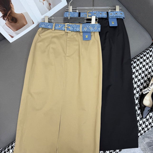 FRONT-SLIT SKIRT WITH LOGO BELT