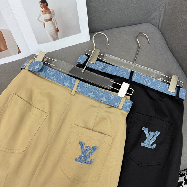 FRONT-SLIT SKIRT WITH LOGO BELT