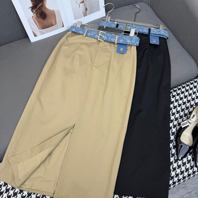 FRONT-SLIT SKIRT WITH LOGO BELT