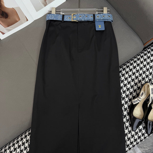 FRONT-SLIT SKIRT WITH LOGO BELT