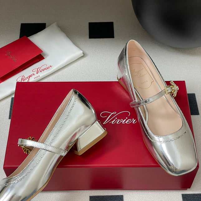 TRÈS VIVIER MARY JANE PUMPS IN SILVER PATENT CALFSKIN
