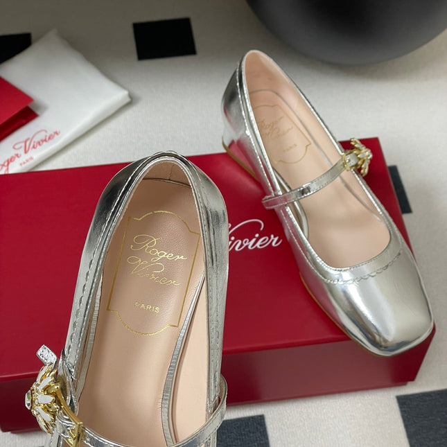 TRÈS VIVIER MARY JANE PUMPS IN SILVER PATENT CALFSKIN