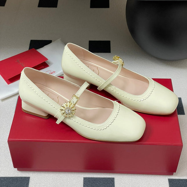 TRÈS VIVIER MARY JANE PUMPS IN CREAM PATENT CALFSKIN