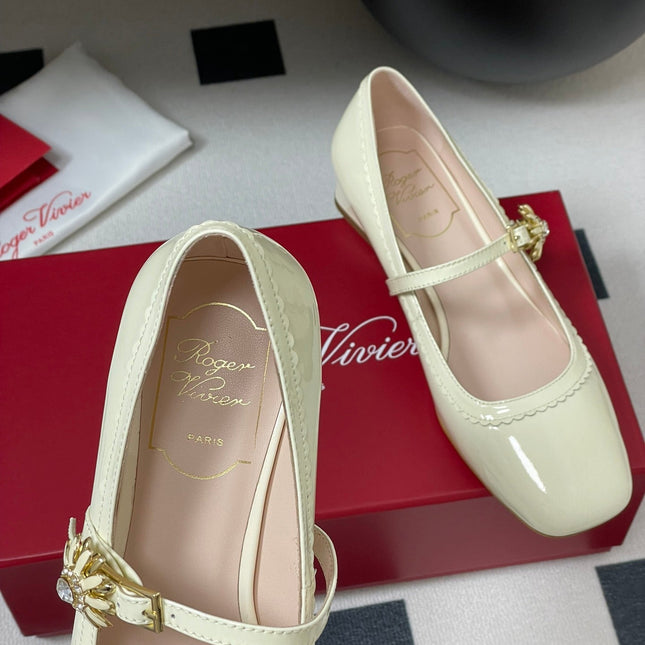 TRÈS VIVIER MARY JANE PUMPS IN CREAM PATENT CALFSKIN