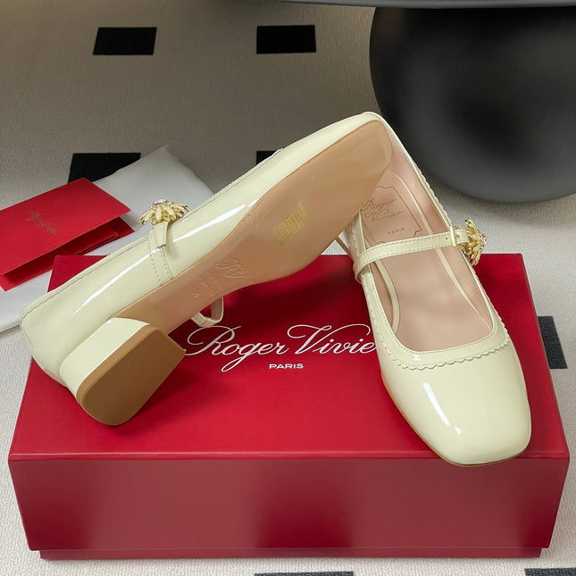 TRÈS VIVIER MARY JANE PUMPS IN CREAM PATENT CALFSKIN