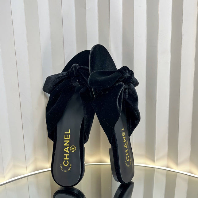 LACE SANDALS IN BLACK VELVET