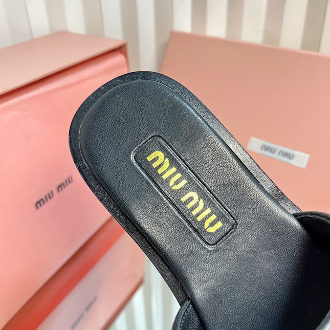 SLIDES SANDALS IN BLACK STRAW WOVEN