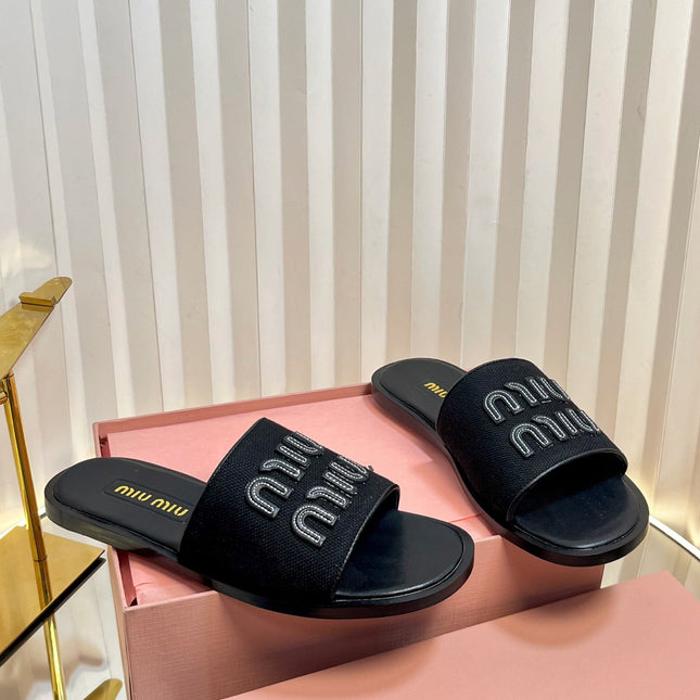 SLIDES SANDALS IN BLACK STRAW WOVEN