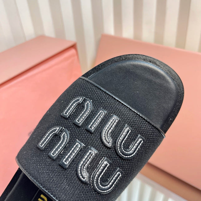 SLIDES SANDALS IN BLACK STRAW WOVEN