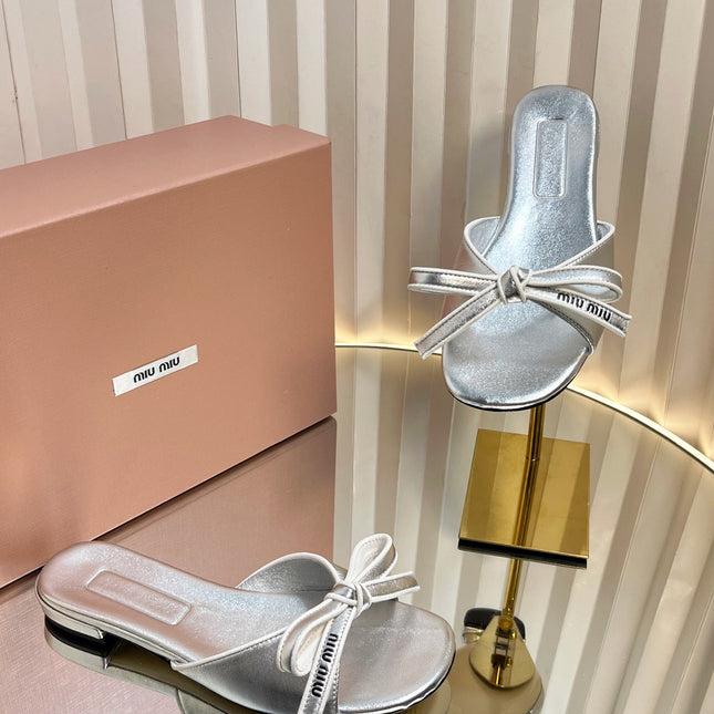 SLIDES SANDALS IN SILVER PATENT CALFSKIN BOW IN TRAP