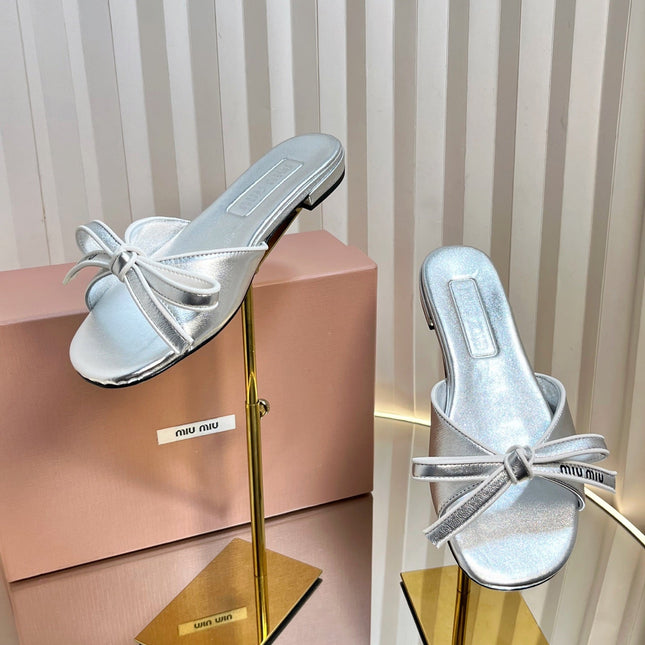 SLIDES SANDALS IN SILVER PATENT CALFSKIN BOW IN TRAP