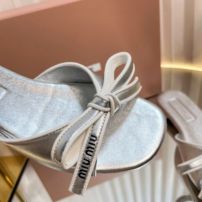 SLIDES SANDALS IN SILVER PATENT CALFSKIN BOW IN TRAP