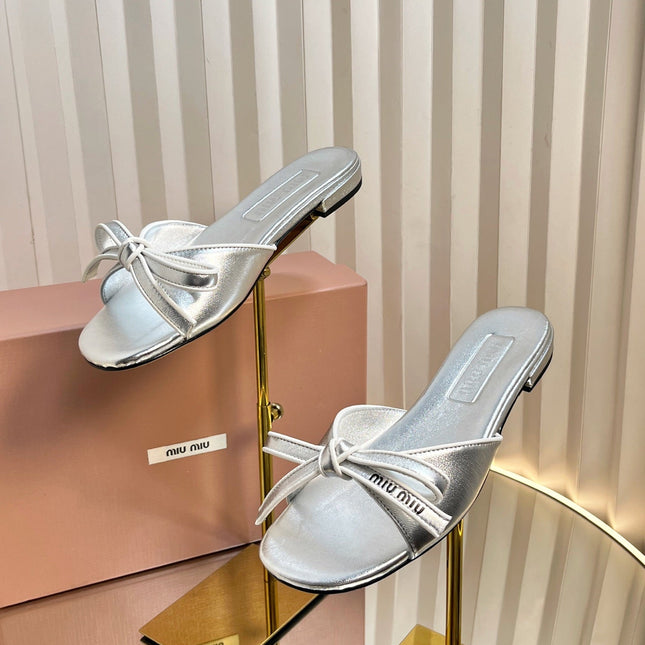 SLIDES SANDALS IN SILVER PATENT CALFSKIN BOW IN TRAP