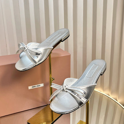 SLIDES SANDALS IN SILVER PATENT CALFSKIN BOW IN TRAP