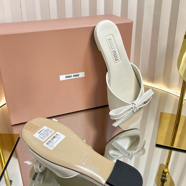 SLIDES SANDALS IN WHITE CALFSKIN BOW IN TRAP