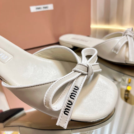 SLIDES SANDALS IN WHITE CALFSKIN BOW IN TRAP