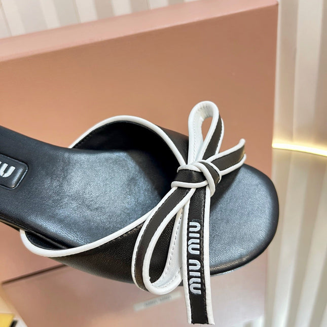 SLIDES SANDALS IN BLACK WITH WHITE BORDER CALFSKIN BOW IN TRAP