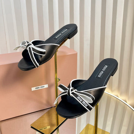 SLIDES SANDALS IN BLACK WITH WHITE BORDER CALFSKIN BOW IN TRAP