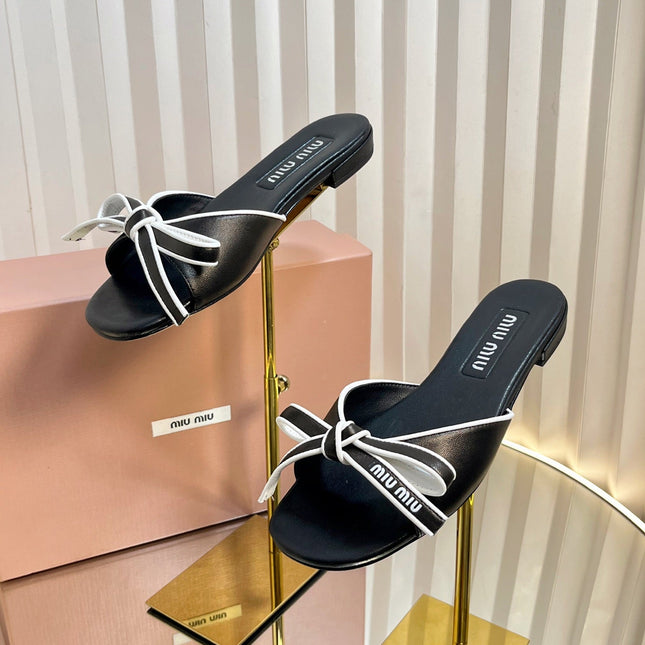 SLIDES SANDALS IN BLACK WITH WHITE BORDER CALFSKIN BOW IN TRAP