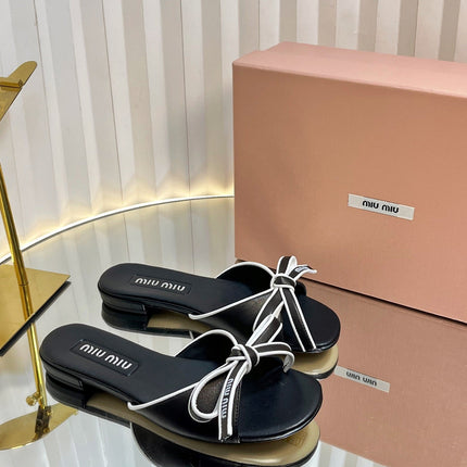 SLIDES SANDALS IN BLACK WITH WHITE BORDER CALFSKIN BOW IN TRAP