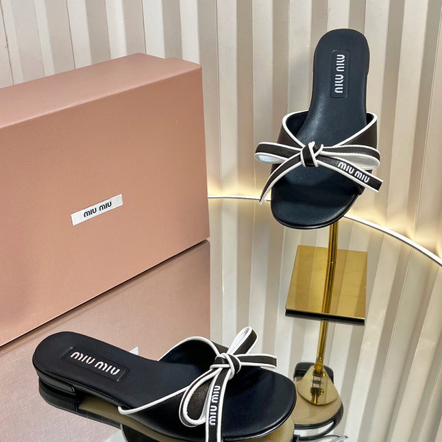 SLIDES SANDALS IN BLACK WITH WHITE BORDER CALFSKIN BOW IN TRAP