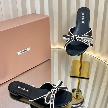 SLIDES SANDALS IN BLACK WITH WHITE BORDER CALFSKIN BOW IN TRAP