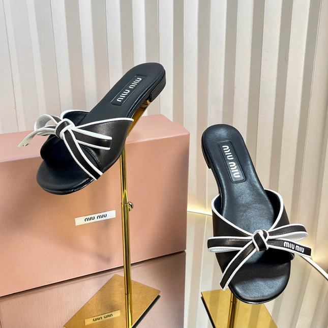 SLIDES SANDALS IN BLACK WITH WHITE BORDER CALFSKIN BOW IN TRAP