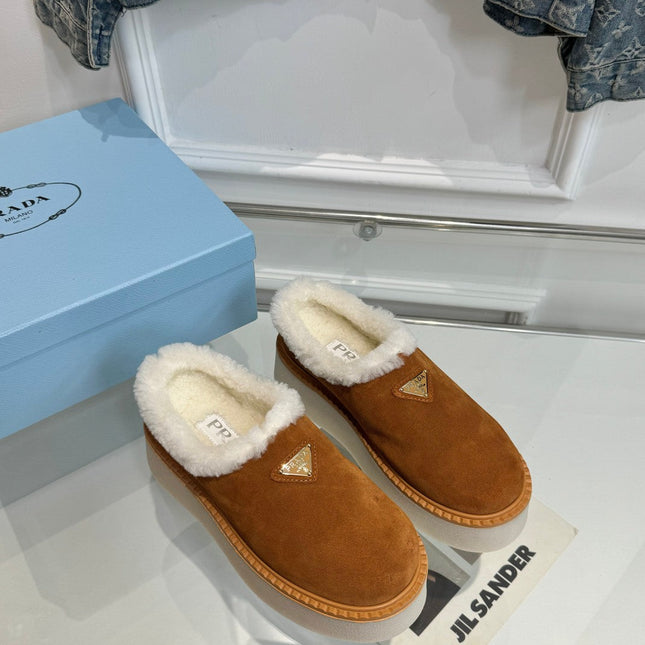 TRIANGLE LOGO MULES IN BRONZE BROWN SUEDE AND SHEARLING LINING