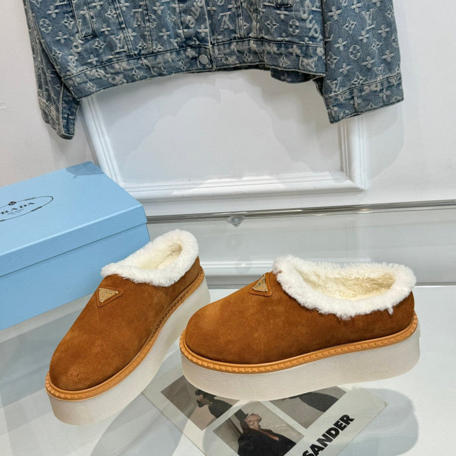 TRIANGLE LOGO MULES IN BRONZE BROWN SUEDE AND SHEARLING LINING