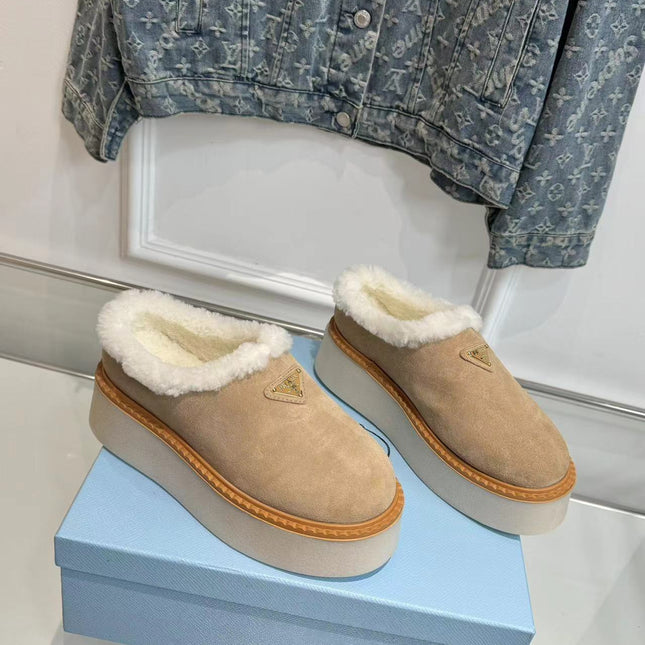 TRIANGLE LOGO MULES IN BEIGE SUEDE AND SHEARLING LINING