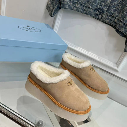 TRIANGLE LOGO MULES IN BEIGE SUEDE AND SHEARLING LINING