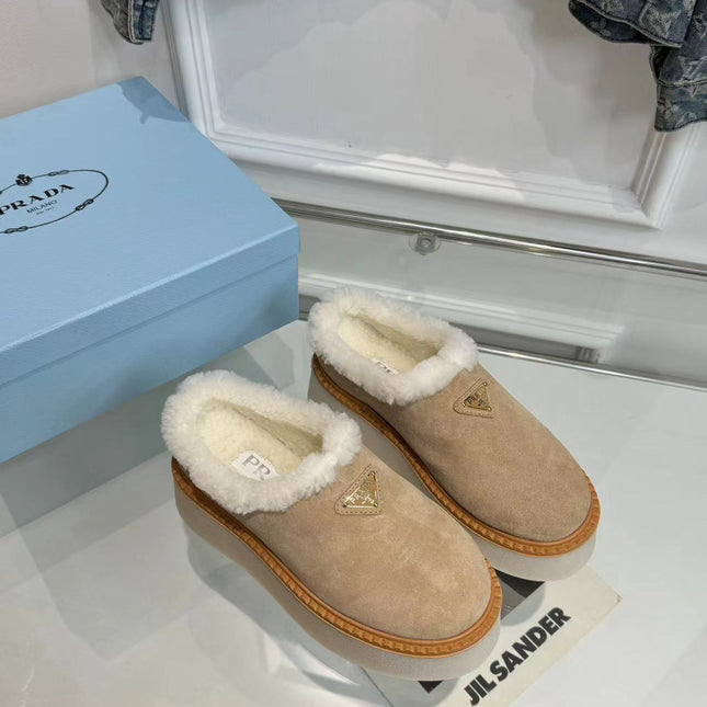 TRIANGLE LOGO MULES IN BEIGE SUEDE AND SHEARLING LINING