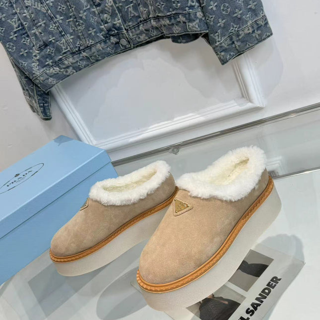 TRIANGLE LOGO MULES IN BEIGE SUEDE AND SHEARLING LINING