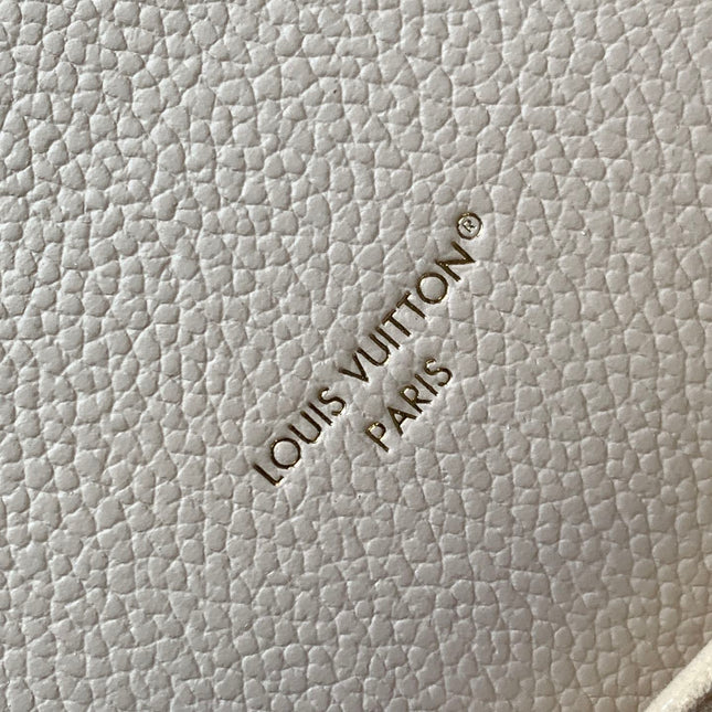 LV 25S EAST WEST POCHETTE MÉTIS BAG 21 IN BEIGE DREAM EMBOSSED TEXTURED CALFSKIN