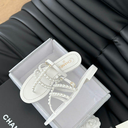 MULE SLIPPERS WITH PEARL CHAIN IN WHITE LAMBSKIN