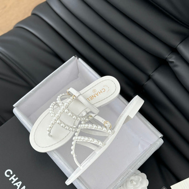 MULE SLIPPERS WITH PEARL CHAIN IN WHITE LAMBSKIN