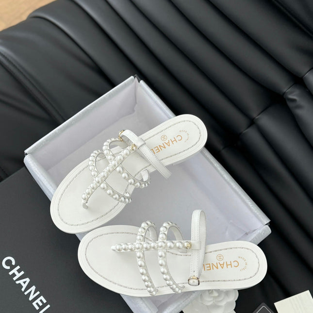 MULE SLIPPERS WITH PEARL CHAIN IN WHITE LAMBSKIN