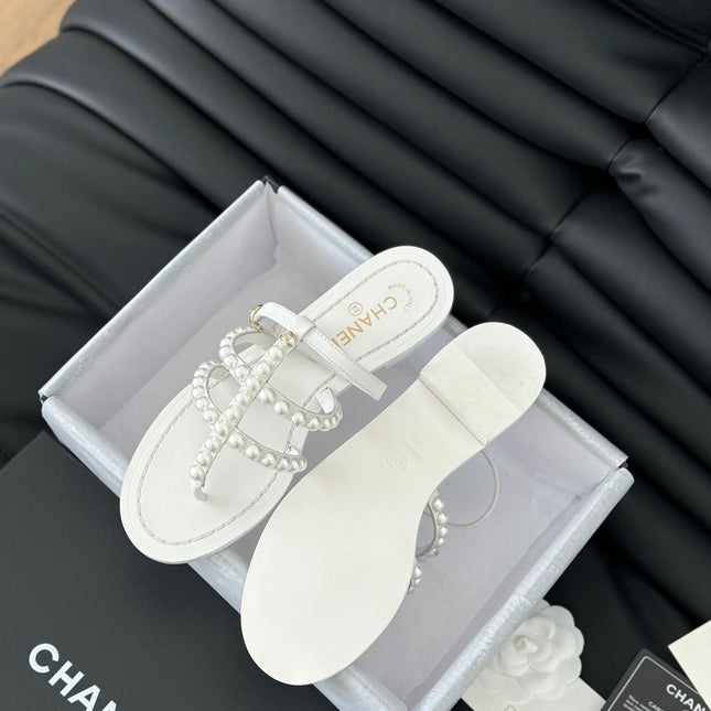 MULE SLIPPERS WITH PEARL CHAIN IN WHITE LAMBSKIN