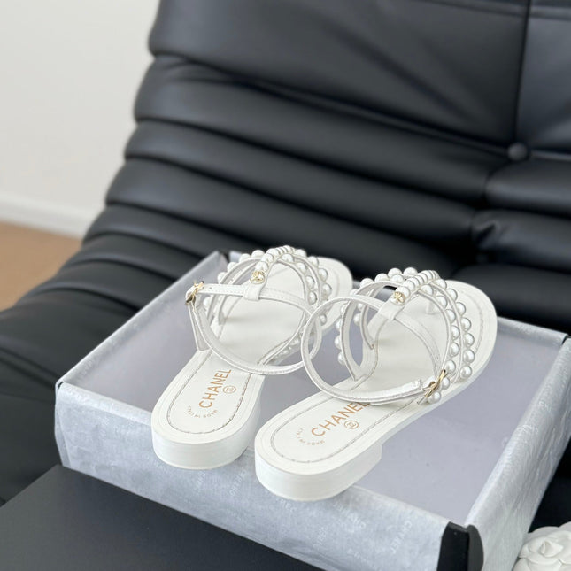 MULE SLIPPERS WITH PEARL CHAIN IN WHITE LAMBSKIN