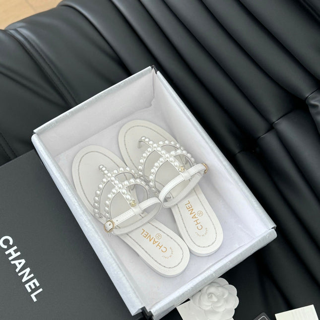 MULE SLIPPERS WITH PEARL CHAIN IN WHITE LAMBSKIN