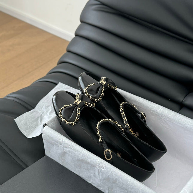 CC BALLET FLATS IN BLACK LAMBSKIN WITH GOLD HARDWARE