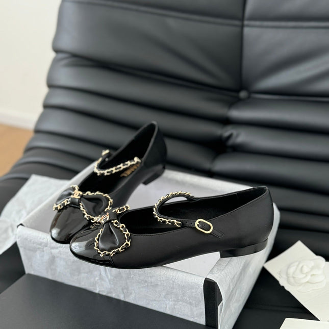 CC BALLET FLATS IN BLACK LAMBSKIN WITH GOLD HARDWARE