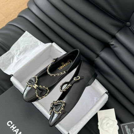 CC BALLET FLATS IN BLACK LAMBSKIN WITH GOLD HARDWARE