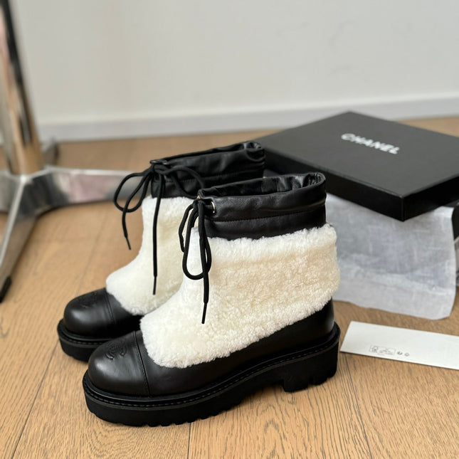 CC CHUNKY BOOTS IN WHITE SMOOTH FLEECE AND BLACK CALFSKIN