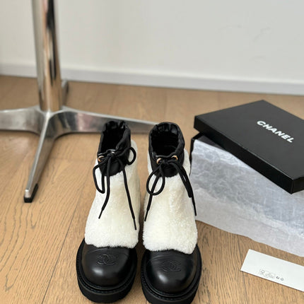 CC CHUNKY BOOTS IN WHITE SMOOTH FLEECE AND BLACK CALFSKIN