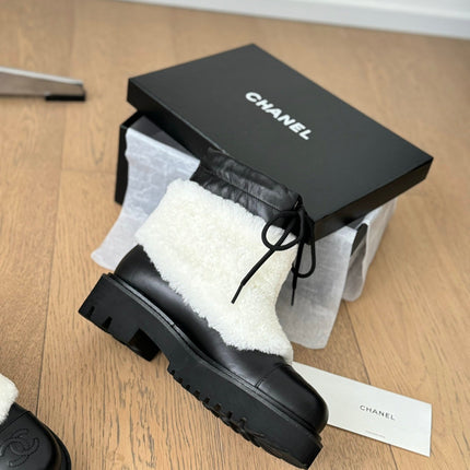 CC CHUNKY BOOTS IN WHITE SMOOTH FLEECE AND BLACK CALFSKIN