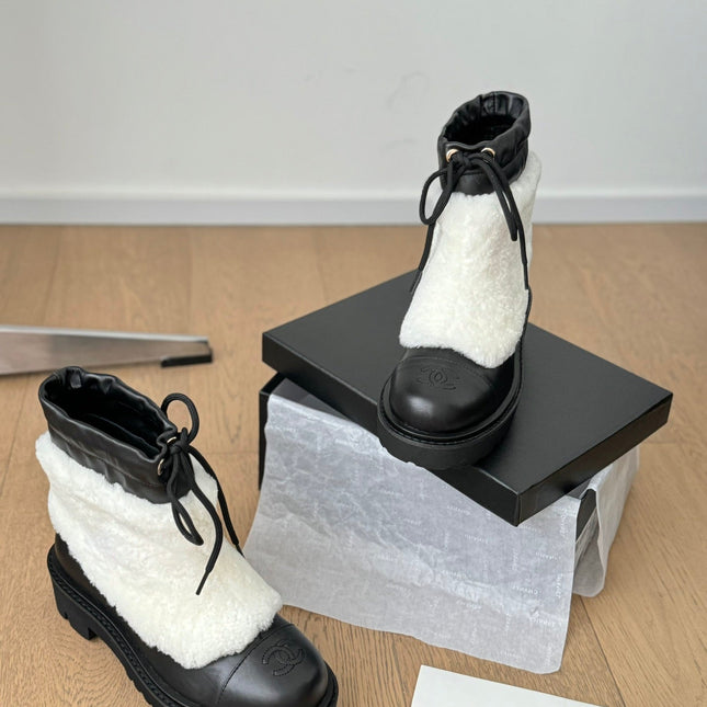 CC CHUNKY BOOTS IN WHITE SMOOTH FLEECE AND BLACK CALFSKIN