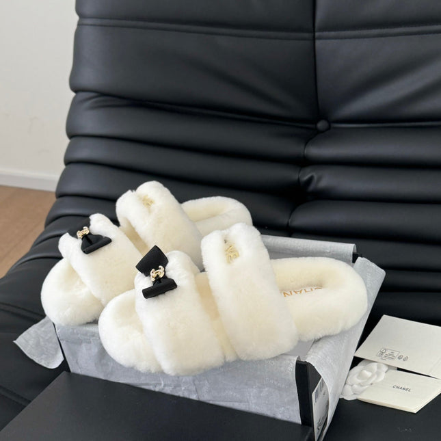 CC DAD SANDAL MULE IN WHITE FLEECE WITH GOLD HARDWARE