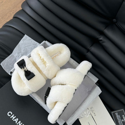 CC DAD SANDAL MULE IN WHITE FLEECE WITH GOLD HARDWARE