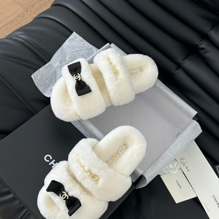 CC DAD SANDAL MULE IN WHITE FLEECE WITH GOLD HARDWARE